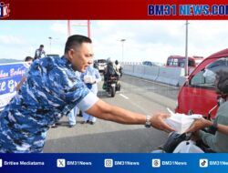 TNI AU Lanud Pattimura Bagikan 200 Paket Takjil di Jembatan Merah Putih Ambon
