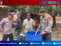 Kemarau Berkepanjangan, Kapolres SBB Bantu Pasokan Air Bersih untuk Warga Morekau
